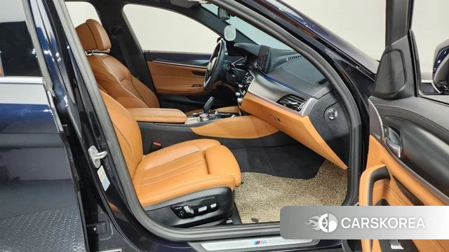 BMW 5 Series (G30) 2023 Черный из Кореи, фото 2