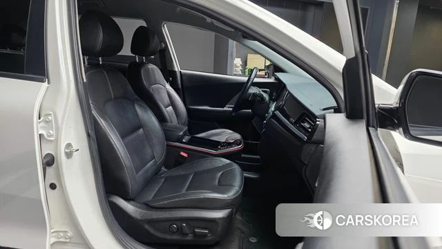 Kia Niro Plus 2022 Белый из Кореи, фото 2