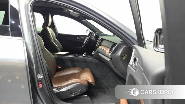 Volvo XC60 second Generation 2021 Серый из Кореи, фото 2