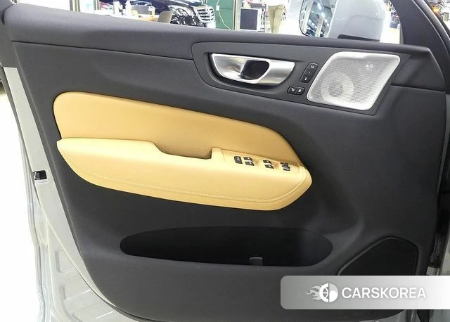 Volvo XC60 second Generation 2023 Серебристо-серый из Кореи, фото 2