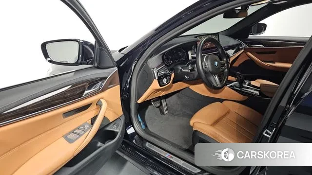 BMW 5 Series (G30) 2022 Черный из Кореи, фото 2