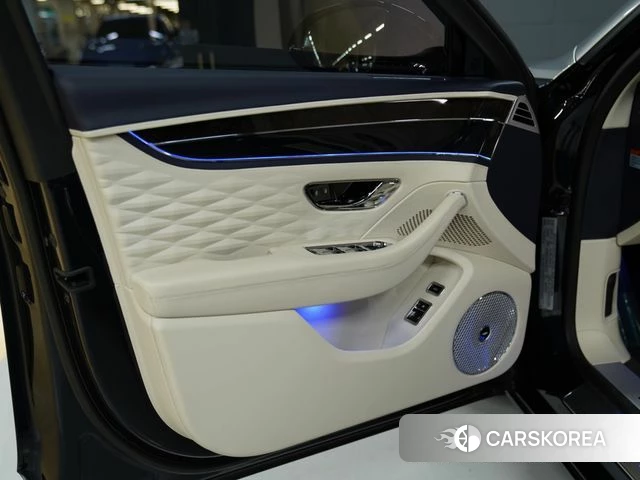 Bentley Flying Spur 3rd Generation 2022 Серебряный из Кореи, фото 2