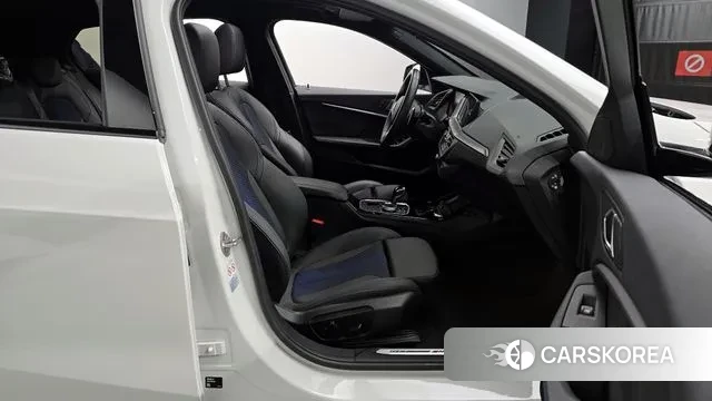 BMW 1 Series (F40) 2024 Белый из Кореи, фото 2