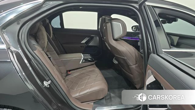 BMW 7 Series (G70) 2023 Серый из Кореи, фото 2