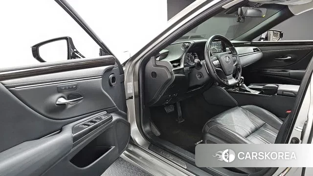 Lexus ES300h 7th generation 2018 Серебристо-серый из Кореи, фото 2