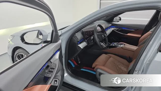 BMW 5 Series (G60) 2024 Серебристо-серый из Кореи, фото 2