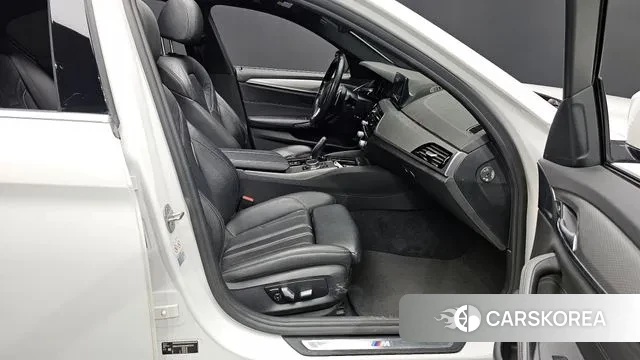 BMW 5 Series (G30) 2018 Белый из Кореи, фото 2