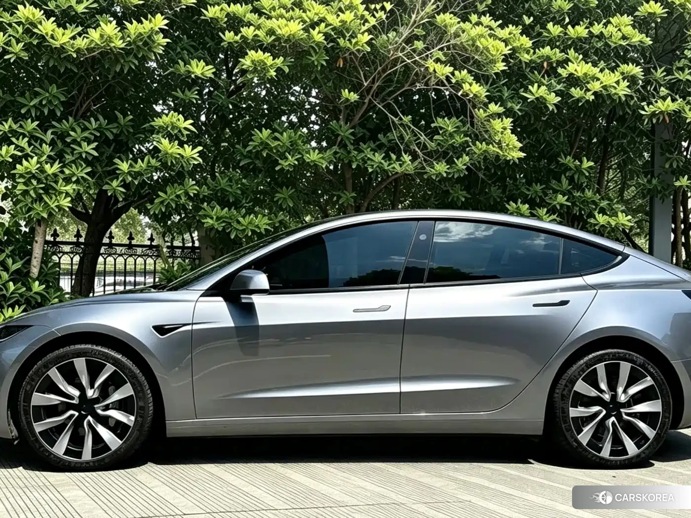 Tesla Model 3 2025 Silver/gray из Китая, фото 2