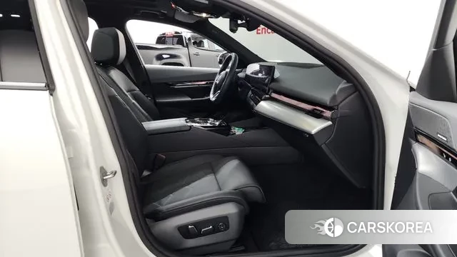 BMW 5 Series (G60) 2024 Белый из Кореи, фото 2