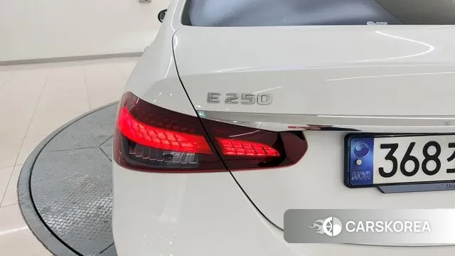 Mercedes-Benz E-Class W213 2023 Белый из Кореи, фото 2