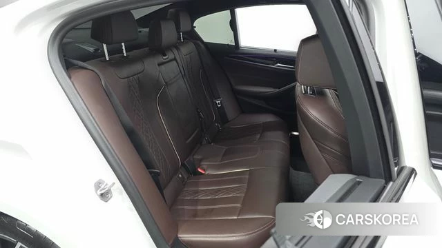 BMW 5 Series (G30) 2023 Белый из Кореи, фото 2