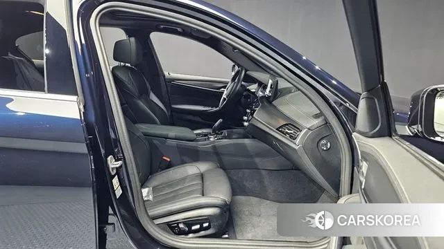 BMW 5 Series (G30) 2023 Черный из Кореи, фото 2