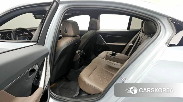 BMW 5 Series (G60) 2025 Серебристо-серый из Кореи, фото 2