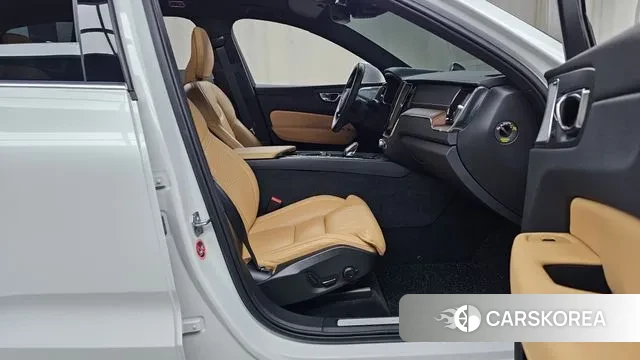 Volvo XC60 second Generation 2021 Белый из Кореи, фото 2