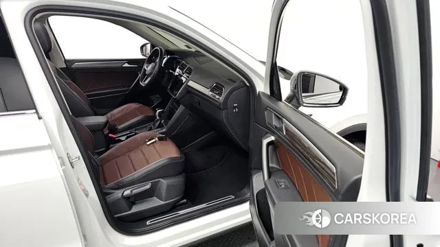 Volkswagen Tiguan Allspace 2023 Белый из Кореи, фото 2