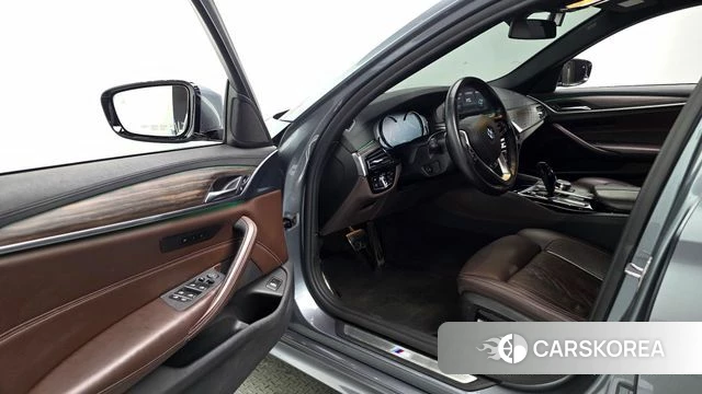 BMW 5 Series (G30) 2018 Серый из Кореи, фото 2