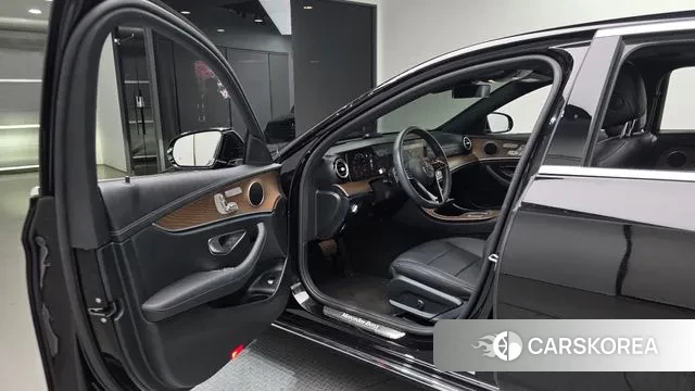 Mercedes-Benz E-Class W213 2023 Черный из Кореи, фото 2