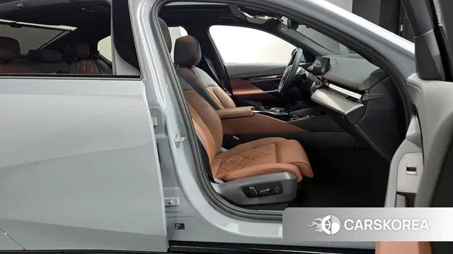 BMW 5 Series (G60) 2025 Серебристо-серый из Кореи, фото 2