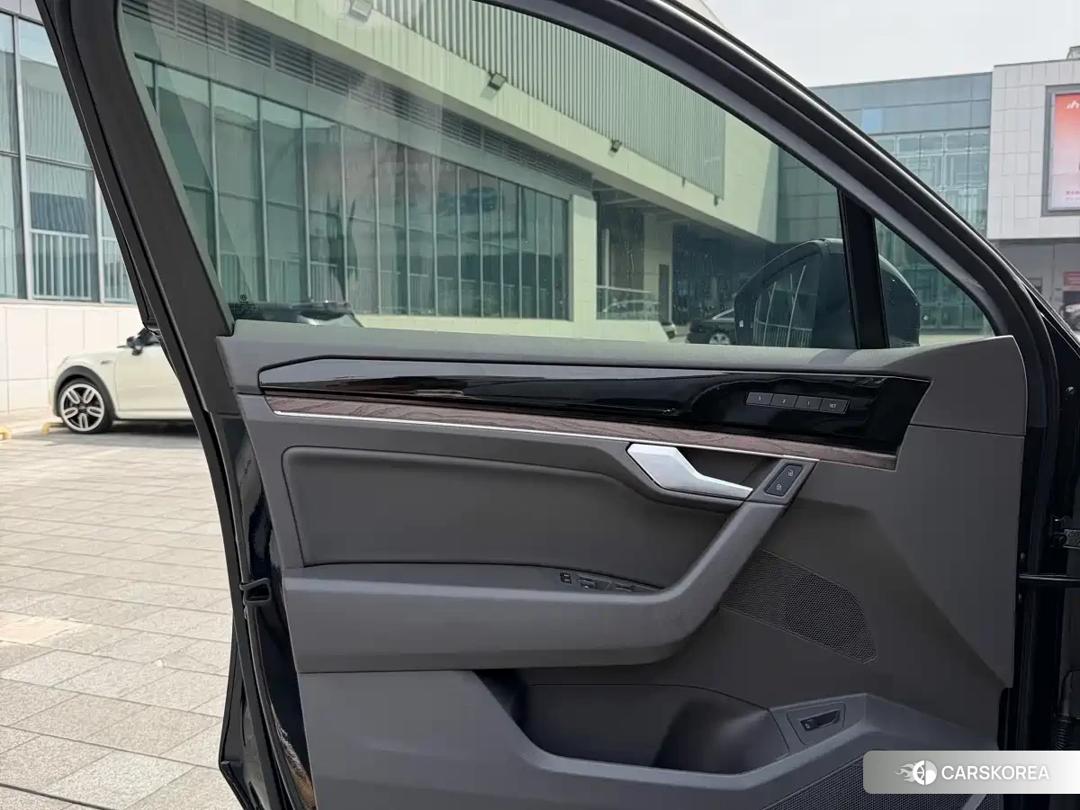 Volkswagen Touareg 2023 Черный из Китая, фото 2