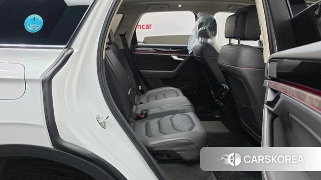 Volkswagen Touareg 3rd generation 2021 Белый из Кореи, фото 2