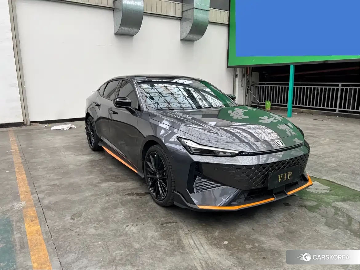 Chang'an UNI-V 2024 Silver/gray из Китая, фото 2