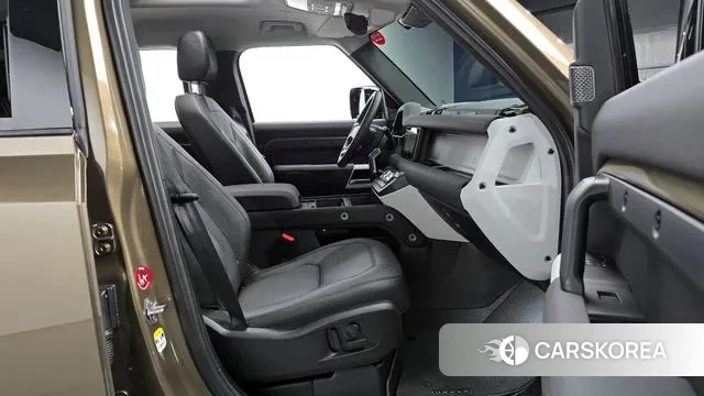 Land Rover Defender (L663) 2023 Коричневый из Кореи, фото 2