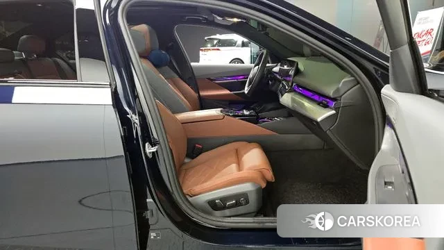 BMW 5 Series (G60) 2025 Черный из Кореи, фото 2