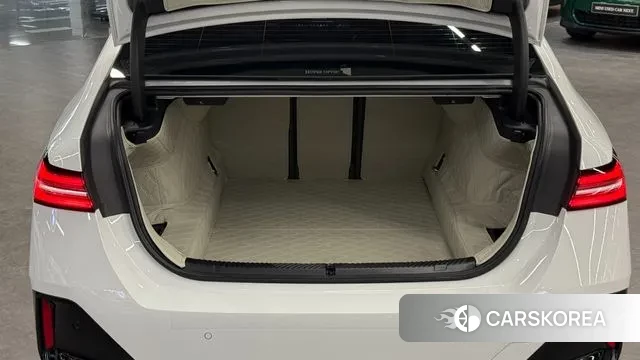 BMW 5 Series (G60) 2023 Белый из Кореи, фото 2