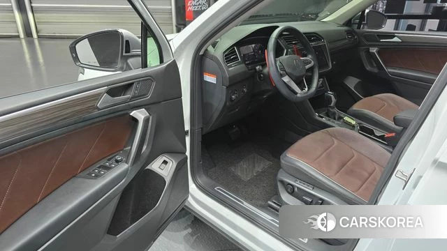 Volkswagen Tiguan Allspace 2023 Белый из Кореи, фото 2