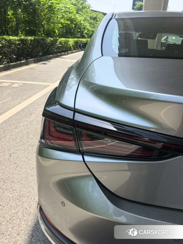 Lexus ES 2026 Серебристо-серый из Китая, фото 2