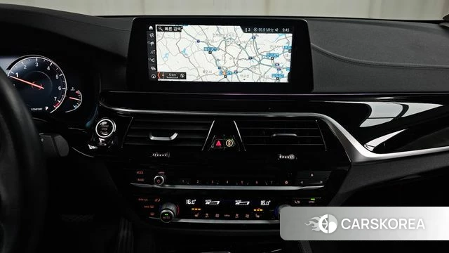 BMW 5 Series (G30) 2018 Белый из Кореи, фото 2