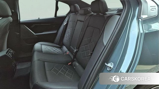 BMW 5 Series (G60) 2025 Небесно-голубой из Кореи, фото 2