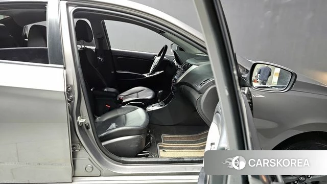 Hyundai Accent (New type) 2018 Серебристо-серый из Кореи, фото 2