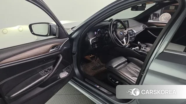 BMW 5 Series (G30) 2018 Серебристо-серый из Кореи, фото 2