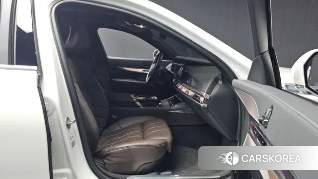 BMW 7 Series (G70) 2023 Белый из Кореи, фото 2