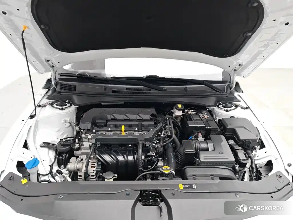Hyundai Elantra 2023 Белый из Китая, фото 3