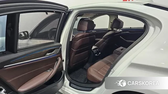 BMW 5 Series (G30) 2023 Белый из Кореи, фото 2