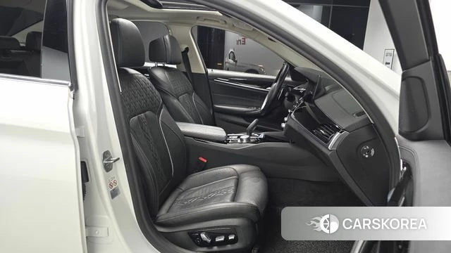 BMW 5 Series (G30) 2019 Белый из Кореи, фото 2