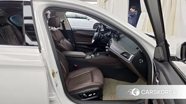 BMW 5 Series (G30) 2020 Белый из Кореи, фото 2