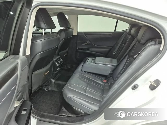 Lexus ES300h 7th generation 2022 Белый из Кореи, фото 2