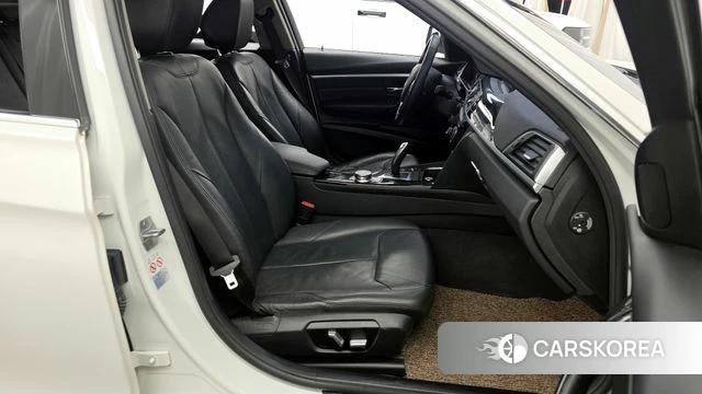 BMW 3 Series (F30) 2018 Белый из Кореи, фото 2