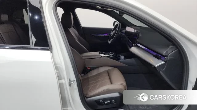 BMW 5 Series (G60) 2025 Белый из Кореи, фото 2