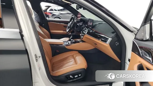 BMW 5 Series (G30) 2022 Черный из Кореи, фото 2