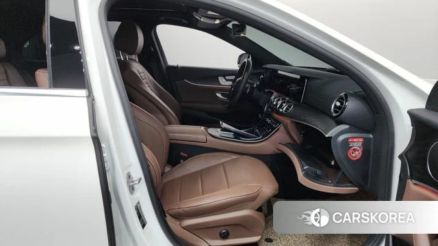 Mercedes-Benz E-Class W213 2023 Белый из Кореи, фото 2