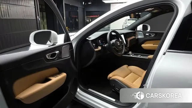 Volvo XC60 second Generation 2024 Белый из Кореи, фото 2