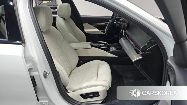 BMW 5 Series (G60) 2025 Белый из Кореи, фото 2