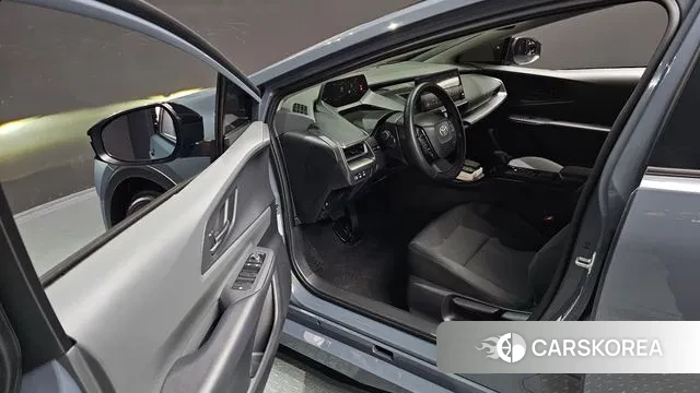 Toyota Prius 5th Generation 2023 Светло-серебряный цвет из Кореи, фото 2