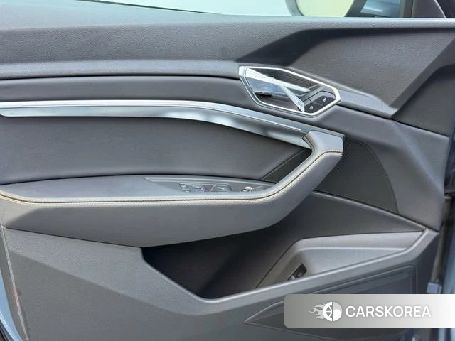 Audi e-tron 2026 Серебристо-серый из Китая, фото 2
