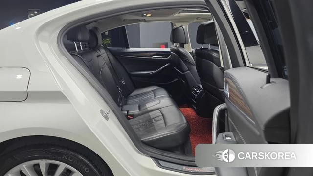 BMW 5 Series (G30) 2018 Белый из Кореи, фото 2