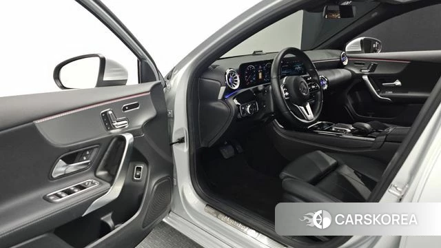Mercedes-Benz A-Class W177 2023 Серебристо-серый из Кореи, фото 2